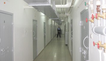 Individul care a violat o femeie în Valu lui Traian, în arest la domiciliu